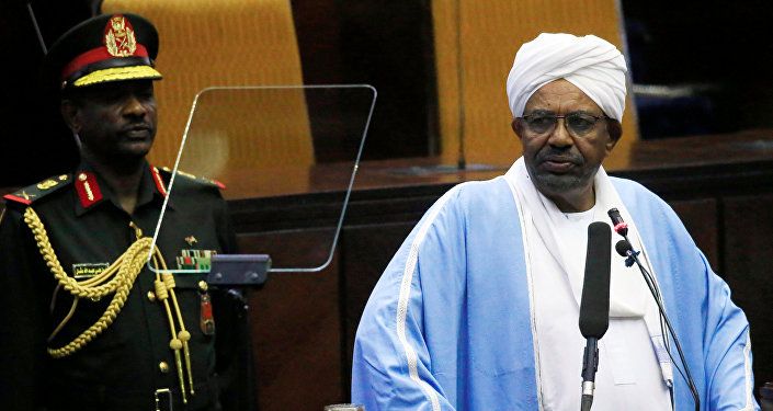 إعلامي سوداني: هؤلاء رافقوا البشير إلى سجن "كوبر"