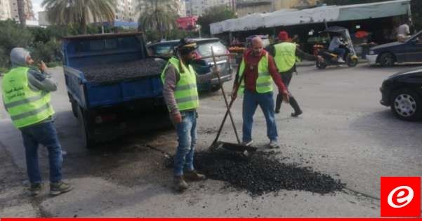 بلدية صيدا باشرت حملة تزفيت الحفر الكبيرة في شوارع المدينة