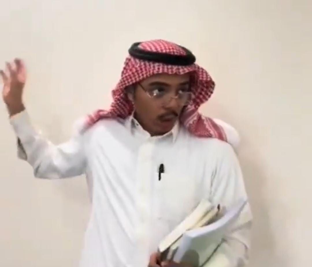 شاب يقلد لهجة أهل الرياض ونجد ..فيديو