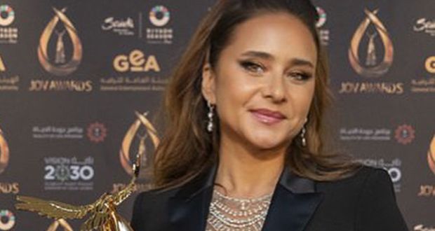 نيللي كريم تردّ على جدل غياب زوجها عن حفل Joy Awards