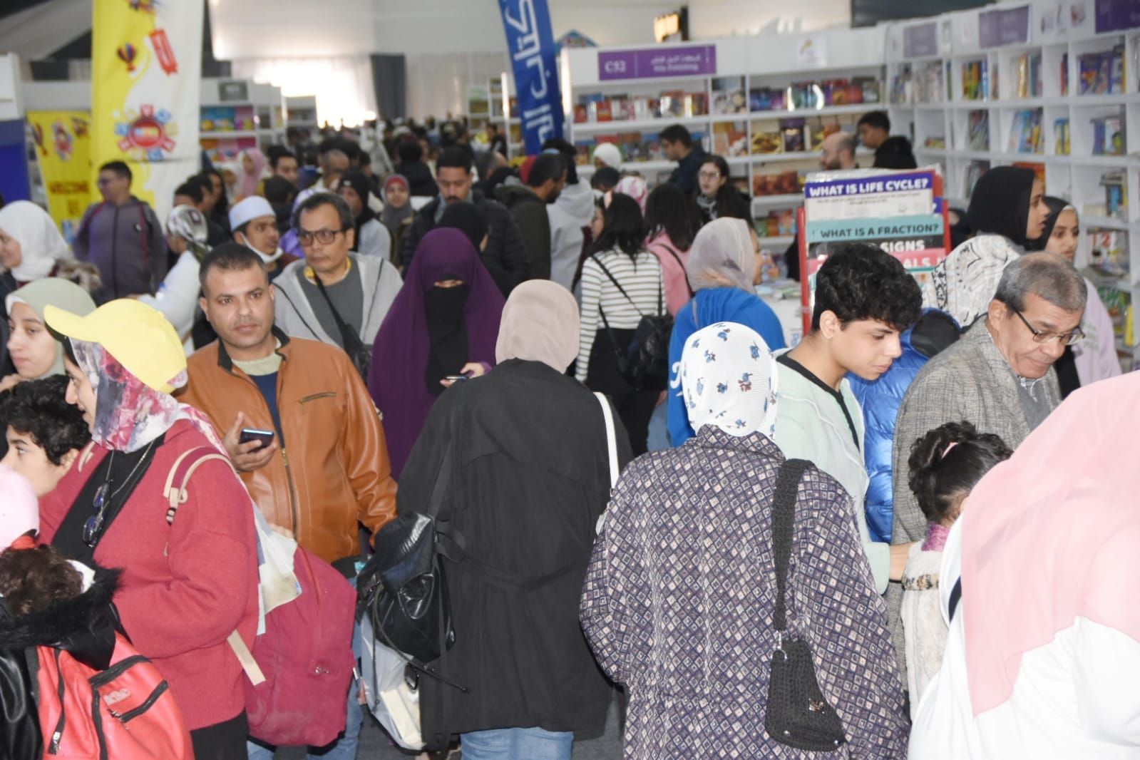 معرض القاهرة الدولي للكتاب يتخطى المليون زائر بعد ثلاثة أيام من فتح أبوابه للجمهور