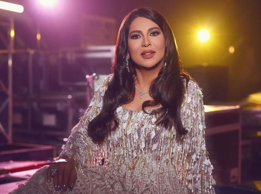 الفنانة نوال الكويتية تُقبل نجل رابح صقر: انا أمك وش فيك -فيديو