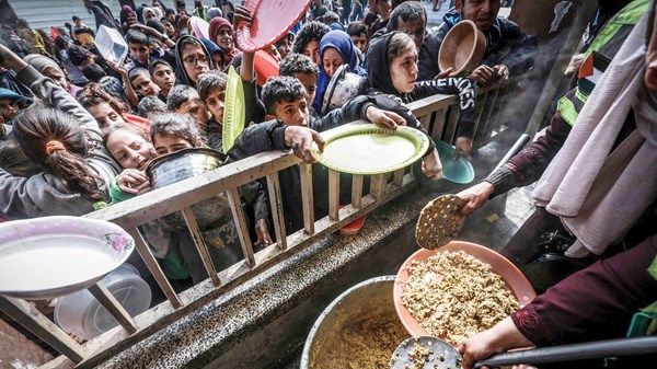 مئات الأشخاص يفرون من شمال غزة بحثاً عن الطعام