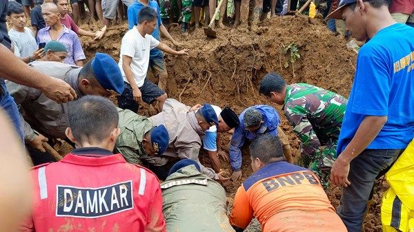 قتلى ومفقودون وآلاف النازحين جراء سيول في إندونيسيا