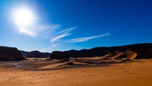 الجزائر تعزز إنتاج الطاقة بمحطات شمسية جديدة