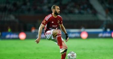 عمر كمال عبد الواحد يغادر مباراة الأهلي والاتحاد السكندرى للإصابة