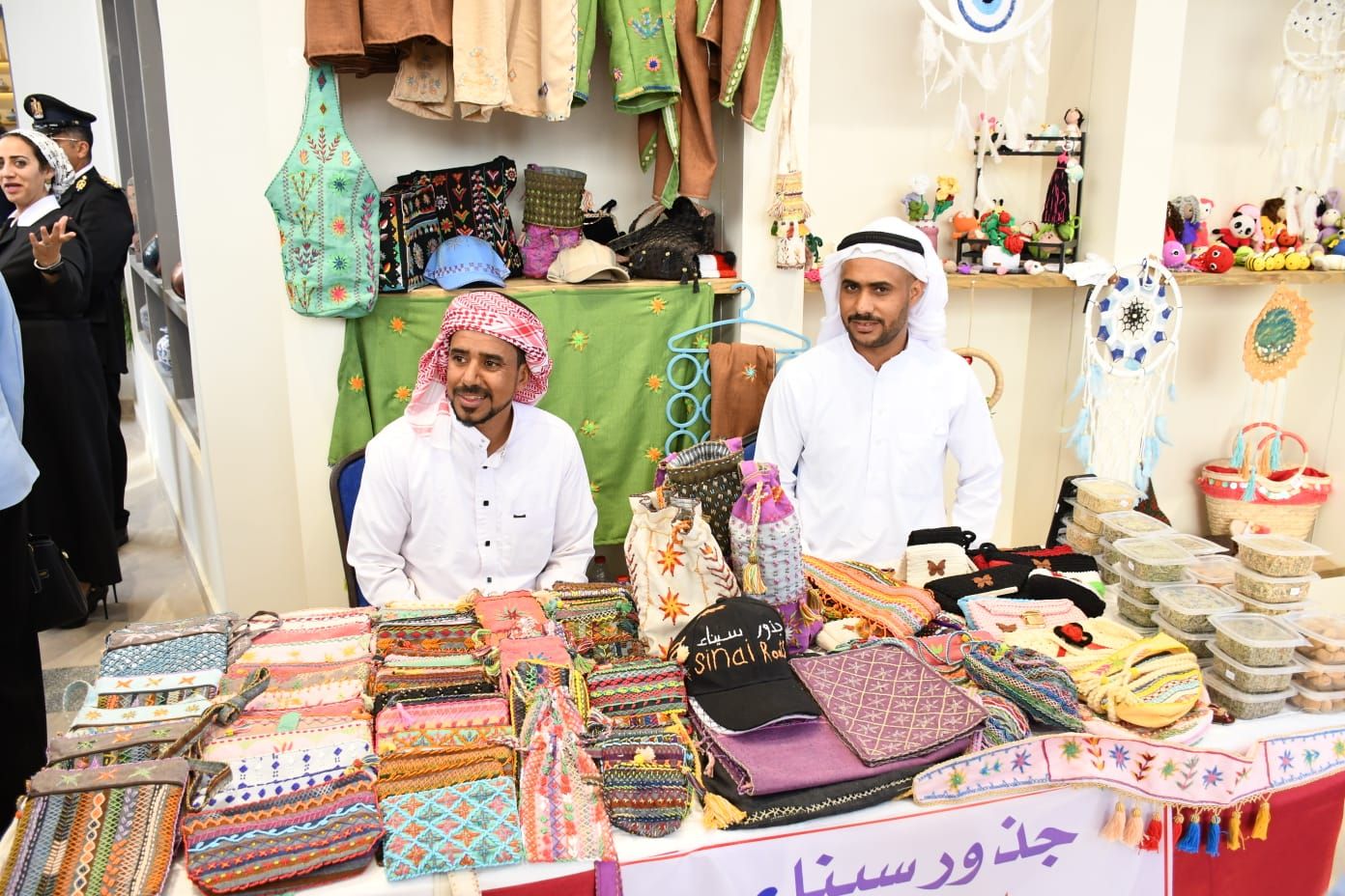 وزير الرياضة ومحافظ جنوب سيناء يشهدان ختام المهرجان العربي للهجن والتراث .. صور