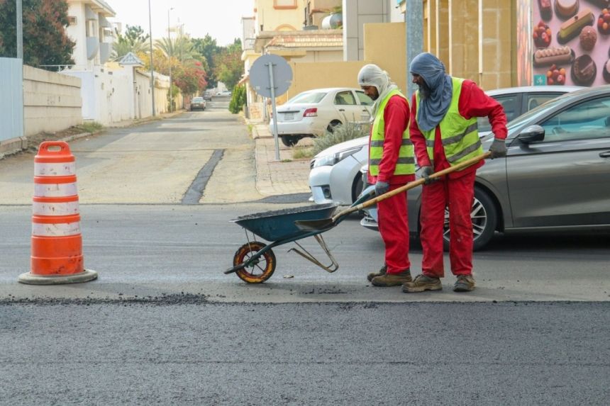 180 عملًا لتحسين التنقل وسلامة الطرق في الطائف