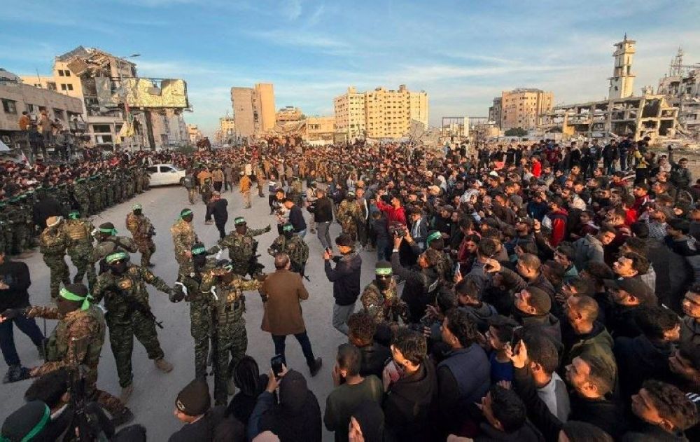 جيش الاحتلال يتسلم ثلاث رهينات في غزة بعد وقف إطلاق النار