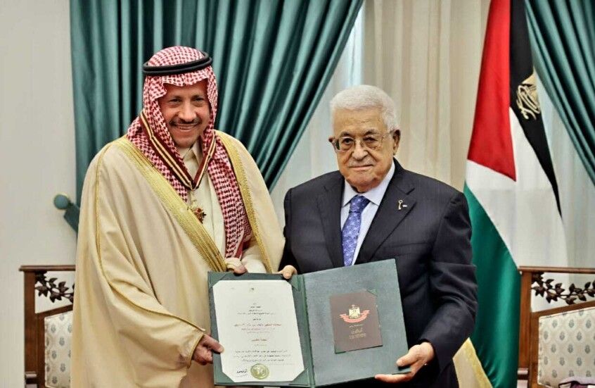 الخليج اليوم .. محمود عباس يقلد سفير السعودية لدى فلسطين نجمة القدس