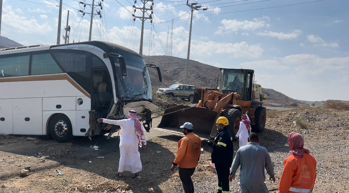 المرور يباشر حادث انحراف حافلة نقل مدرسي على طريق الكامل .. صور