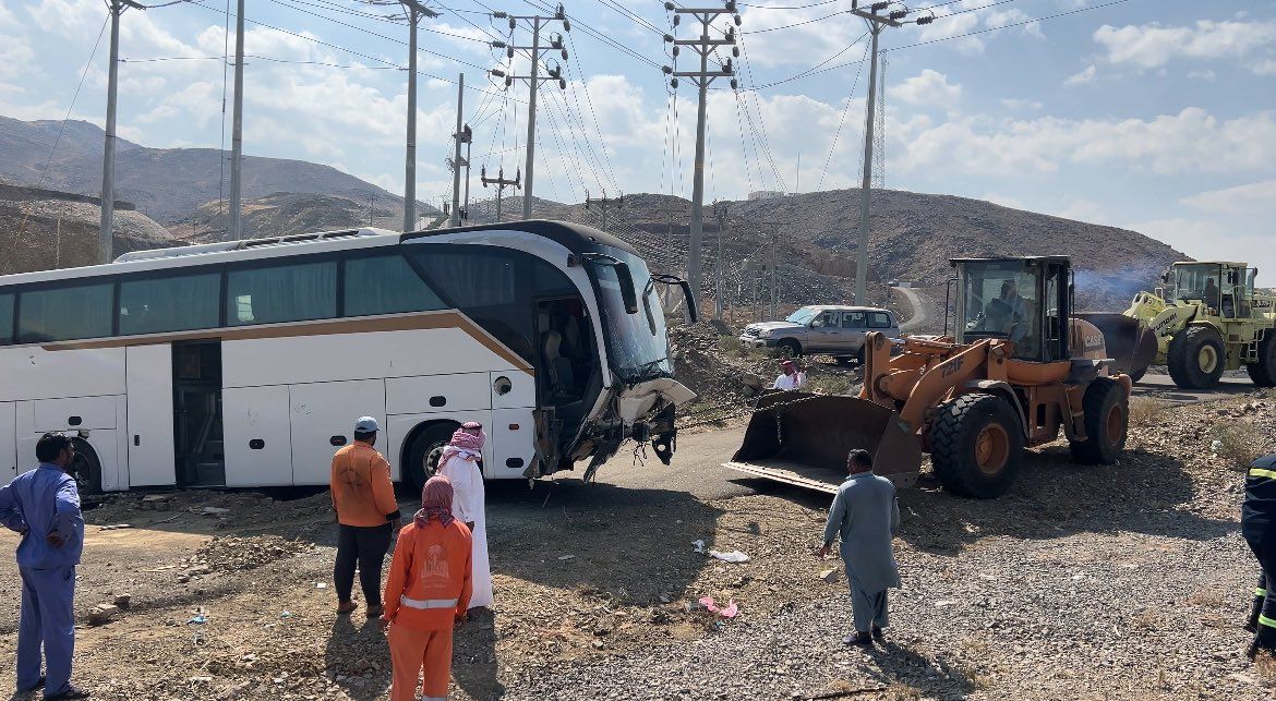 المرور يباشر حادث انحراف حافلة نقل مدرسي على طريق الكامل .. صور