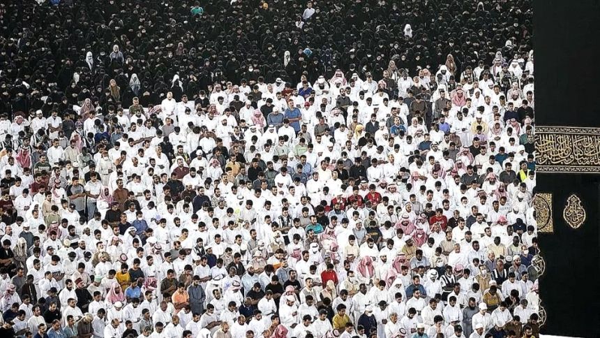 في شهر رمضان.. معايير واشتراطات مقدمي سفر الإفطار بالمسجد الحرام