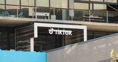 تكنولوجيا: تقرير يوضح سبب عدم تمكن أبل من إعادة TikTok إلى متجر التطبيقات