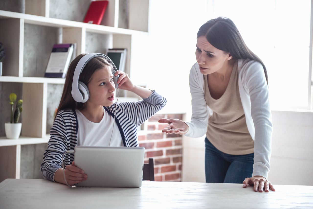 كيف تعلمين ابنك أو ابنتك المراهقة التعامل مع النميمة في المدرسة؟  