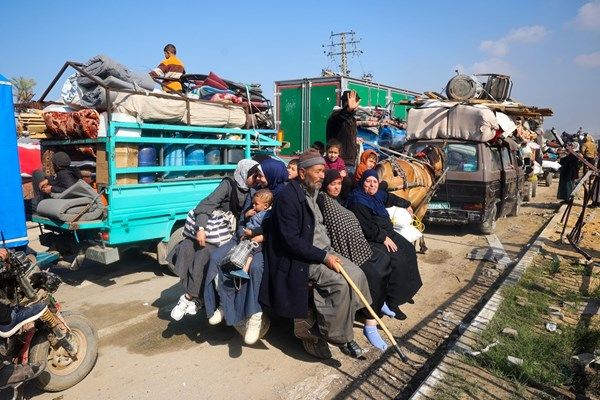 آلاف النازحين الفلسطينيين يعودون إلى شمال غزة