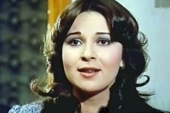 الفنانة المعتزلة نورا تحمل مي نور الشريف فور ولادتها.. لقطة نادرة