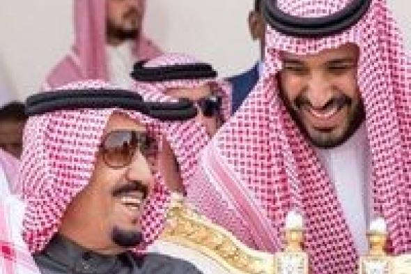 صورة نادرة للملك سلمان يسلم ولي عهده وثيقة .. ماذا تحتوي؟