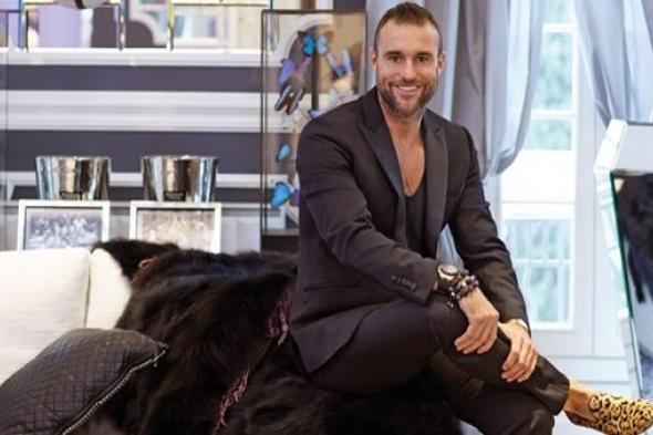 رياضة | فيليب بلين "Philipp Plein" مصمم قميص "بلاي بوي" الذي ارتداه محمد صلاح