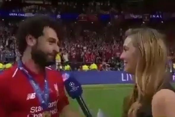 رياضة | تصرف غريب من محمد صلاح ضد مذيعة حسناء اقتربت منه (فيديو)