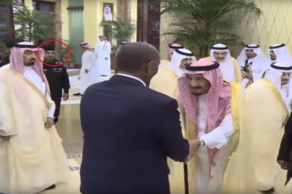 عـــــاجل : شاهد اول ظهور للحارس الجديد لـ"الملك سلمان" وهذا ما فعلة وادهش الجميع (فيديو صادم)