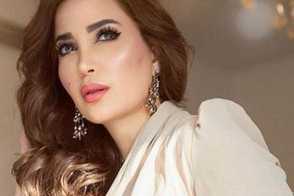 بسروال مشقوق كشف مناطقها الحساسة.. الفنانة نسرين طافش تشعل مواقع التواصل الاجتماعي بظهور فاضح.. شاهد