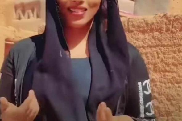 شاهد بالصورة والفيديو.. من إحدى القرى السودانية.. حسناء فائقة الجمال تقدم فاصل من الرقص المثير على أنغام “ركشة” الجبلية