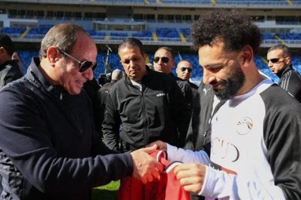 محمد صلاح يهدي الرئيس عبدالفتاح السيسي قميص المنتخب