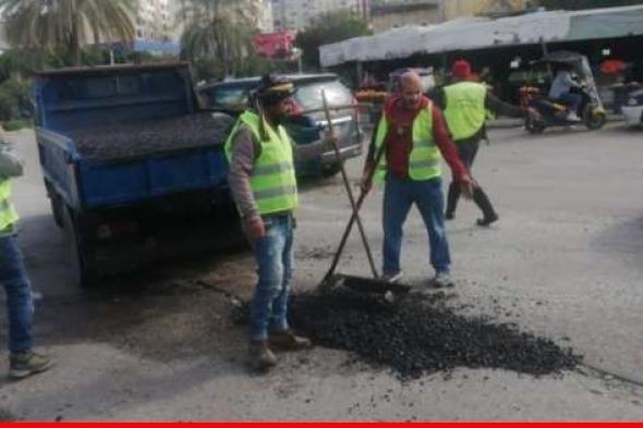 بلدية صيدا باشرت حملة تزفيت الحفر الكبيرة في شوارع المدينة