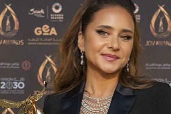 نيللي كريم تردّ على جدل غياب زوجها عن حفل Joy Awards