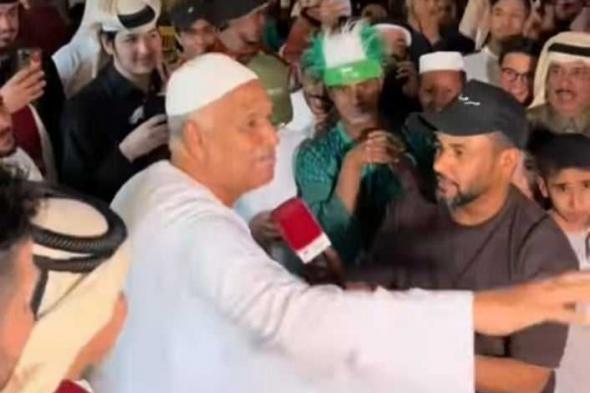 شاهد بالصورة والفيديو.. مواطن سوداني يلهب حماس الجمهور القطري الذي تجمع حوله بالمئات بقصائد شعر في المنتخب العنابي قام بصياغتها أثناء وقوفه معهم ومتابعون: (يلا اعطوه لكزس)