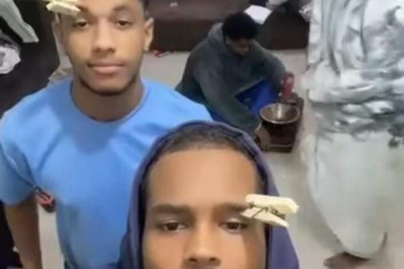 شاهد بالصورة والفيديو.. طلاب سودانيون يدرسون الطب بإحدى الجامعات المصرية يظهرون في مقطع وهم يروحون عن أنفسهم بفواصل من الرقص المثير والجمهور يتعاطف معهم: (ربنا يوفقكم والسبب ضغوطات الحياة)