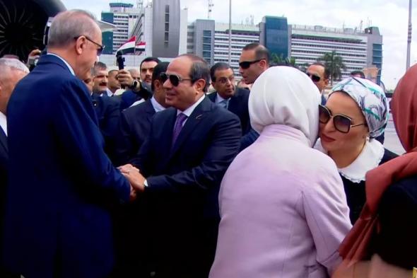 لأول مرة منذ 11 عاما.. الرئيس السيسي يستقبل أردوغان لدى وصوله مطار القاهرة (فيديو)