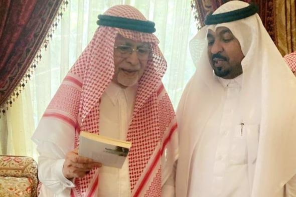 "خوجة" يحتفي بـ"الدكتور المحائلي" ويشيد بدراسته النقدية