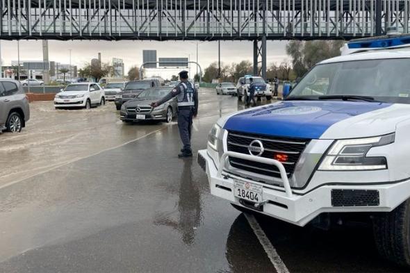 الامارات | شرطة أبوظبي تدعو السائقين إلى الالتزام بالقيادة الآمنة في الأحوال الجوية المتقلبة