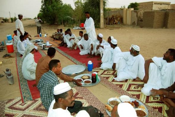 شاهد بالفيديو.. شباب سودانيون في مصر يغنون ويرقصون على أنغام أغنية قاموا بتأليفها: (كيف نصوم بعيد من بيتنا ورمضان أحلى في السودان)