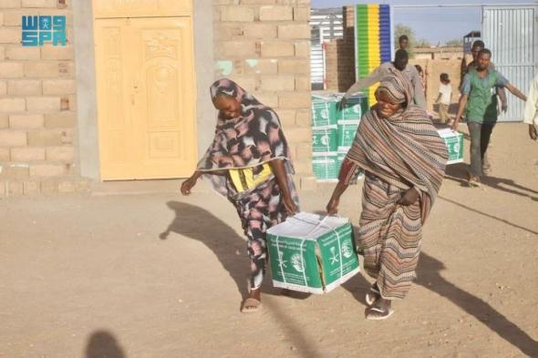 السودان وإندونيسيا.. مركز الملك سلمان يدشن "إطعام" ويوزع سلال غذائية