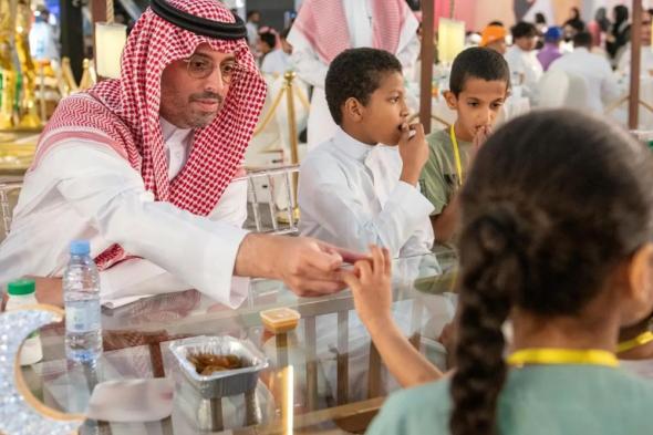 محافظ جدة يشارك 1500 يتيم حفل الإفطار الرمضاني