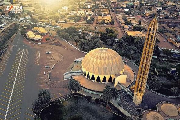 شاهد بالصورة.. رفع أول آذان و إقامة صلاة بمسجد النيلين الشهير بأمدرمان بعد توقف ما يقارب العام