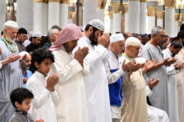 ‎قاصدو المسجد النبوي يصطحبون أطفالهم للصلاة خلال شهر رمضان