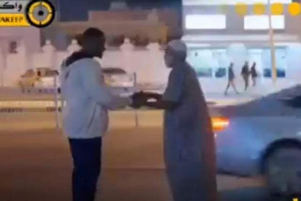 شاهد بالصورة والفيديو.. شاب سوداني يبهر إحدى فرق عمل “الكاميرا الخفية” في السعودية ويجعل طاقم العمل يذرف الدموع أثناء تصويرهم حلقة عن (عقوق الوالدين)