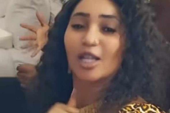 شاهد بالصورة والفيديو.. بأزياء فاضحة.. الفنانة عشة الجبل تظهر في مقطع وهي تغني داخل غرفتها: (ما بتجي مني شينة)