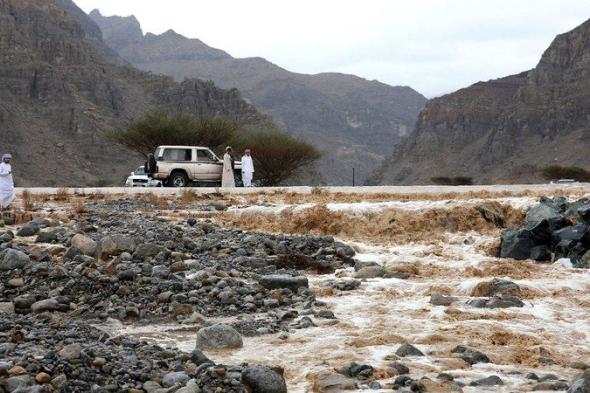 الامارات | بحثاً عن لقطات استثنائية.. آباء يغامرون بحياة صغارهم في الأودية