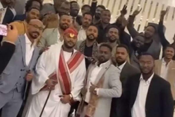 شاهد بالصورة والفيديو.. عريس سوداني يحتفل بزواجه وسط أصدقائه داخل صالة الفرح بالإنشاد الترند (براؤون يا رسول الله)