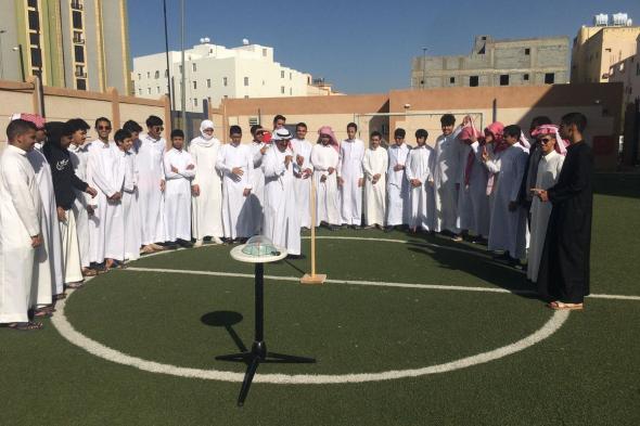 شاهد.. "الثقفي" يطبّق عمليًّا مع طلابه بالطائف برنامج "المزولة الشمسية الفلكية"