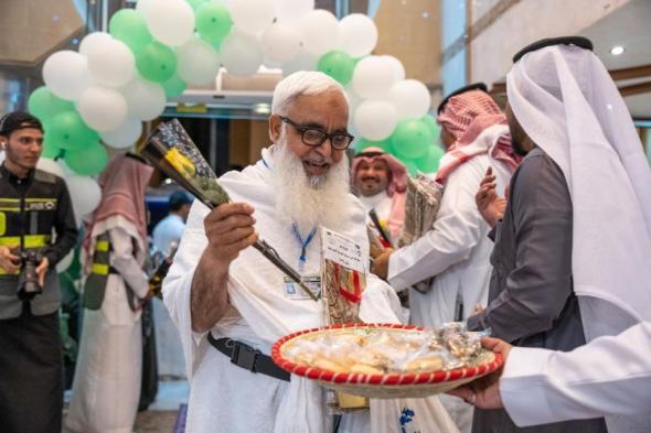 صور.. وصول طلائع حجاج باكستان إلى مكة ورحلات تستقبلهم بالهدايا