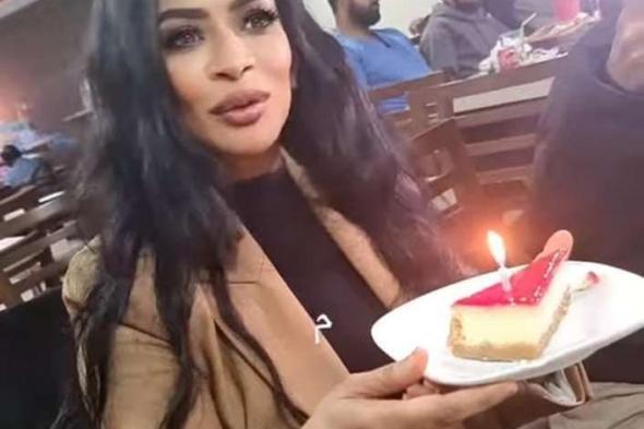 شاهد بالصورة والفيديو.. الفنانة السودانية شروق أبو الناس تحتفل بعيد ميلادها وسط أسرتها