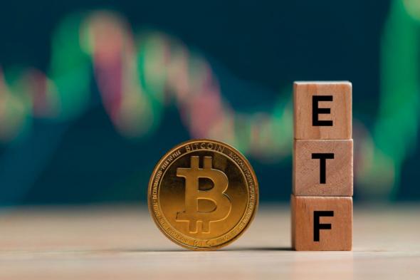 صندوق ETF البيتكوين الخاص بشركة “BlackRock” يتجاوز نظيره الخاص بـ “Grayscale”