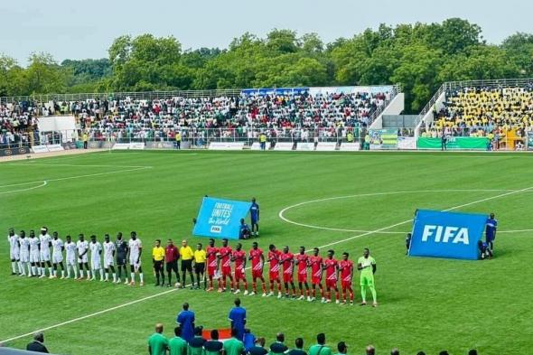 شاهد بالفيديو.. في مشهد مؤثر أبكى المتابعين.. بصوت عالي ومن المدرجات جمهور جنوب السودان يردد النشيد الوطني السوداني (نحن جند الله جند الوطن) مع لاعبي صقور الجديان