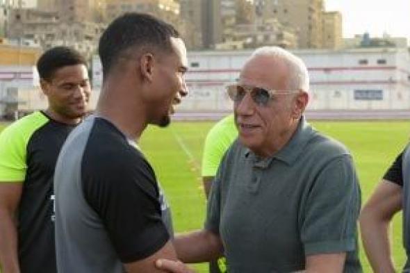 حسين لبيب يؤازر الزمالك من مقصورة استاد برج العرب فى مواجهة المصري